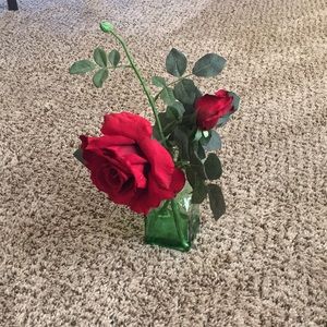 🖤 Faux Red Rose Vase
